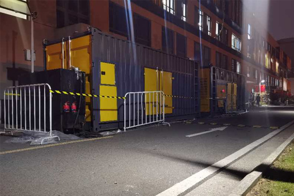 梁溪柴油发电机组的输出电压是如何调节的？